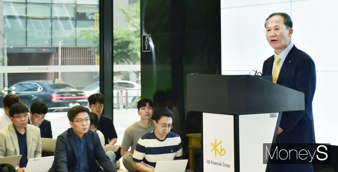 양종희 KB금융지주 차기 회장 후보가 11일 서울 영등포구 여의도 KB금융그룹 신관 로비에서 취재진들을 만나 소감을 밝히고 있다./사진=임한별 기자