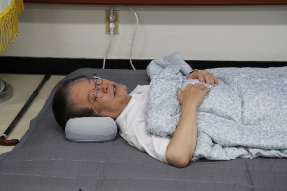 김기현 국민의힘 당대표가 이재명 더불어민주당 대표에게 여야 대표회담을 제안했다. 사진은 단식 16일 차를 맞는 이재명 더불어민주당 대표가 지난 15일 오전 서울 여의도 국회 당대표실에 누워 있던 모습. /사진=뉴스1