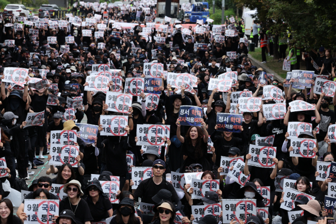 전국 교사들의 16일 오후 국회 앞에서 공교육 회복을 촉구하는 집회를 열었다. /사진=뉴스1
