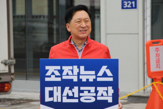 김기현 국민의힘 대표가 가짜뉴스와의 전쟁을 선포했다. 사진은 김 대표가 지난 16일 울산 남구에서 1인 시위를 하는 모습. /사진=뉴스1