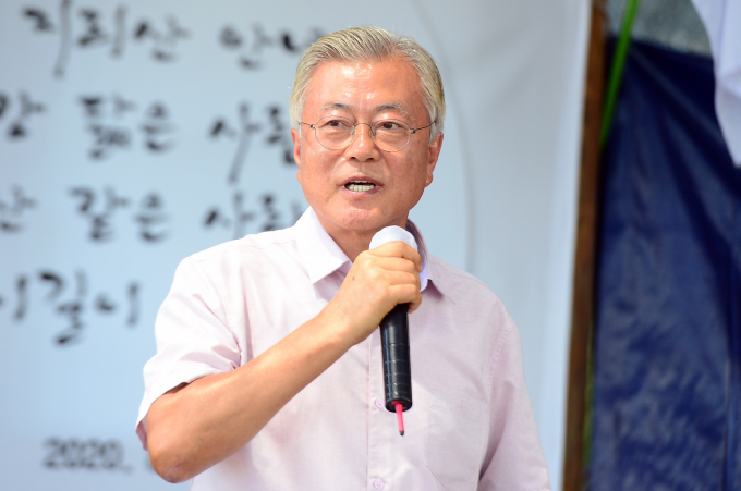 문재인 전 대통령이 감사원이 최근 제시한 전 정부 통계조작 주장을 반박했다. 사진은 지난달 전남 구례군 구례읍 양정마을회관에서 열린 섬진강 수해 극복 3주년 생명 위령제에 참석해 발언하는 모습. /사진=뉴스1