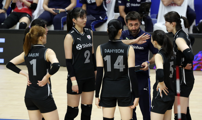 한국 여자배구 대표팀이 파리 올림픽 예선 1차전에서 이탈리아에 0-3으로 졌다. /사진= 뉴스1