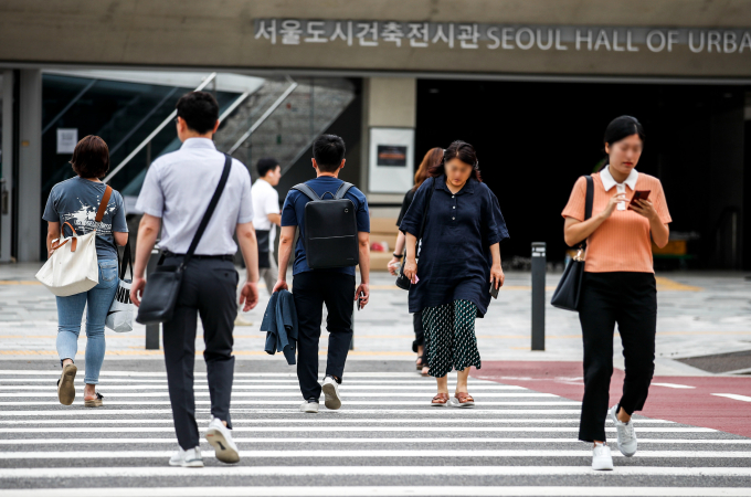 18일은 경남해안권과 제주도에 아침까지 비가 이어지는 곳이 있을 전망이다. 사진은 최근 서울 중구에서 출근길을 재촉하는 시민들의 모습. /사진=뉴시스 
