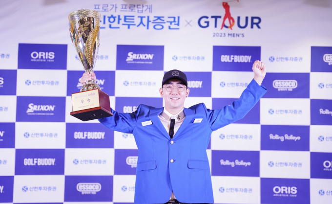 스크린골프 GTOUR MEN’S 6차 대회 정상에 오른 조영호가 우승컵을 들고 기념 촬영을 하고 있다. /사진= 골프존