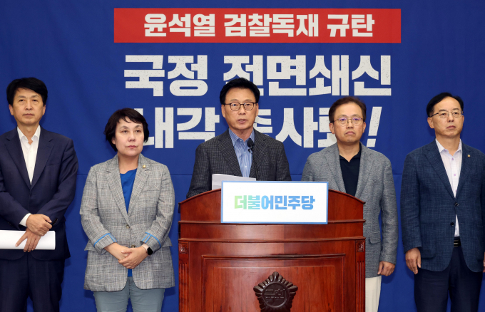 박성준 더불어민주당 대변인이 17일 논평을 통해 윤석열 정권의 폭정을 강조하며 한덕수 국무총리 해임 등 전면개각으로 국정을 쇄신하라고 요구했다. 사진은 지난 16일 비상의원총회에서 박광온 원내대표(가운데)가 비상의원총회 결의문을 읽는 모습. /사진=뉴시스