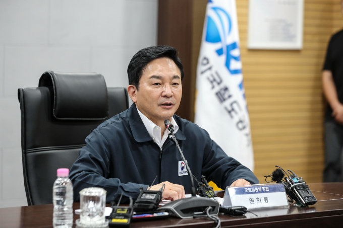 원희룡 국토교통부 장관이 17일 철도노조 파업과 관련해 엄정 대응을 시사했다. 사진은 이날 원 장관이 서울 한국철도 코레일 서울본부에서 철도노조 파업과 관련해 보고를 받는 모습. /사진=뉴시스