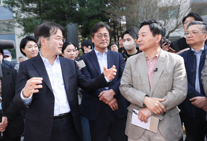 지난 3월 일산신도시 현장을 찾은 원희룡 장관과 대화를 나누고 있는 이동환 시장. / 사진제공=고양특례시
