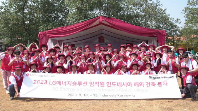 LG에너지솔루션 임직원들이 지난 10일부터 15일까지 인도네시아 카자왕 와자나야 마을에서 봉사활동을 진행했다. 사진은 해외 건축 봉사활동 후 기념촬영을 한 LG에너지솔루션 임직원. /사진=LG에너지솔루션 제공
