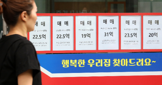 18일 프롭테크 업체 '직방'이 불평등의 정도를 정량화하는 '지니계수'를 주택 시장에 도입 전국 아파트 가격격차의 동향을 살펴본 결과 올해 전국 아파트 간 가격 격차가 2020년 10월 이전 시기에 이어 다시 확대 중인 것으로 나타났다.전국과 달리 서울 내 아파트 간 상대적 격차는 횡보 상태를 보였다./사진=뉴시스