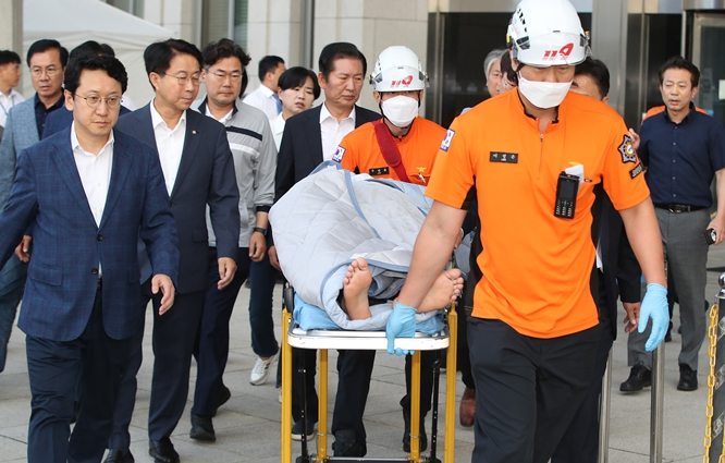 단식 19일차를 맞은 이재명 더불어민주당 대표의 정신이 혼미한 상태인 것으로 알려졌다. 사진은 이 대표가 이날 오전 서울 여의도 국회 당 대표실에서 119 구급대에 의해 병원으로 실려가는 모습. /사진=뉴스1