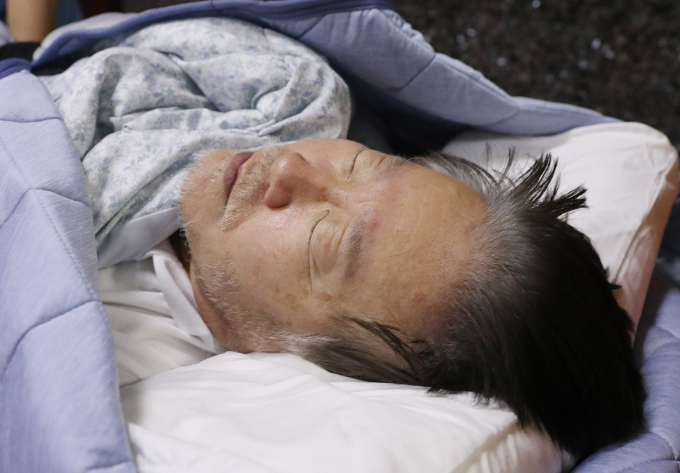 검찰이 이재명 더불어민주당 대표에 대한 구속영장을 청구했다. 사진은 단식 19일차인 이재명 더불어민주당 대표가 18일 오전 서울 여의도 국회 당 대표실에서 119 구급대에 의해 병원으로 실려가고 있는 모습. /사진=뉴스1