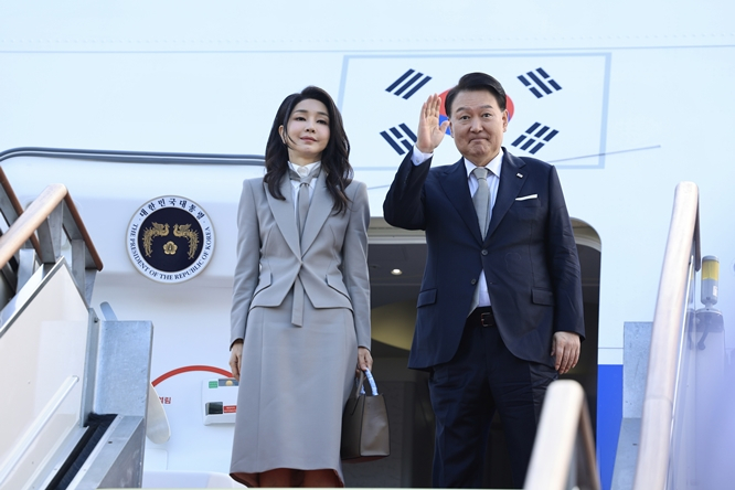 윤석열 대통령이 18일 오전 유엔(UN) 총회 참석을 위해 출국길에 올랐다. 사진은 윤 대통령(오른쪽)과 김건희 여사가 이날 공군 1호기에 올라 인사하는 모습. /사진=대통령실 제공