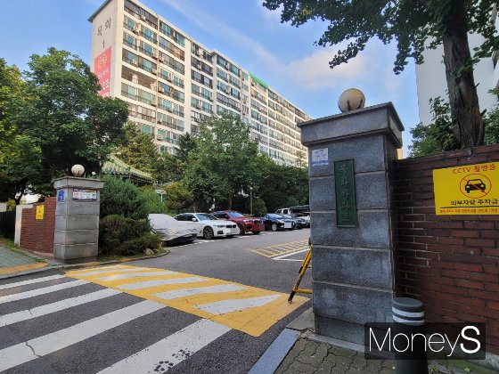 목화아파트는 5호선 여의나루역 출구 바로 옆인 역세권이다. 바로 앞엔 여의도 한강공원이 있다. /사진=신유진 기자  