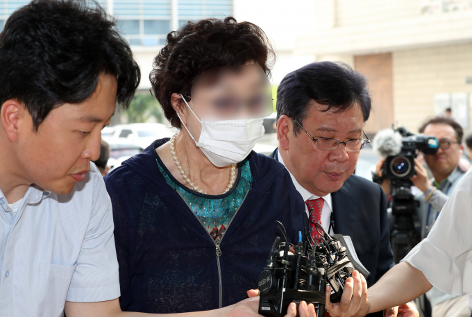 윤석열 대통령의 장모 최은순씨가 법정 구속 2달만에 보석을 신청했다. 사진은 최씨가 지난 7월21일 경기도 의정부시 의정부지방법원에서 열린 항소심 선고 공판에 출석하는 모습. /사진=뉴스1