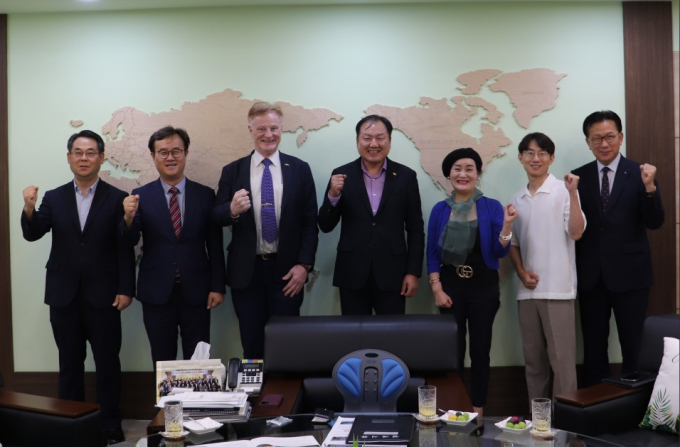 왼쪽부터 박대조 전 양산시의원, 김성훈 부산외대 특임교수, 주한 핀란드 상의회장, 박병대 회장, 제나정 회장, 신정학 양산상의 사무국장, 콜핑 박상현 전문이사/사진=부산외대 김성훈 특임교수 