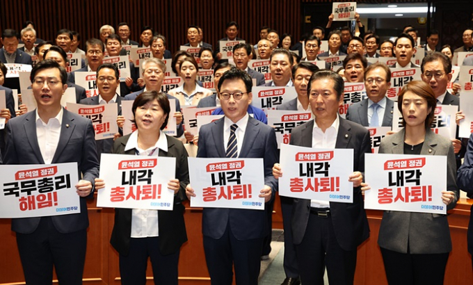 박광온 더불어민주당 원내대표가 18일 대통령 결선투표제·4년 중임제·국무총리 국회 복수 추천제를 요구했다. 사진은 박광온 더불어민주당 원내대표를 비롯한 의원들이 18일 서울 여의도 국회에서 열린 의원총회에서 '국무총리 해임, 내각 총사퇴' 손피켓을 들고 구호를 외치는 모습. /사진=뉴스1
