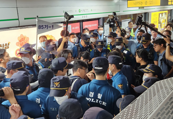 서울 중부경찰서가 18일 장애인고용공단을 점거한 전국장애인차별철폐연대(전장연) 활동가 27명을 연행했다. 사진은 18일 오전 서울 지하철 2호선 서울시청역 승강장에서 지하철 탑승을 시도하는 중 경찰과 충돌하는 전장연. /사진=뉴스1