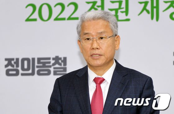 한전은 18일 오전 11시 전남 나주 본사에서 임시주주총회를 열어 김동철 전 국회의원(68)을 사장으로 선임했다. '신임 김동철 한전 사장'/뉴스1
