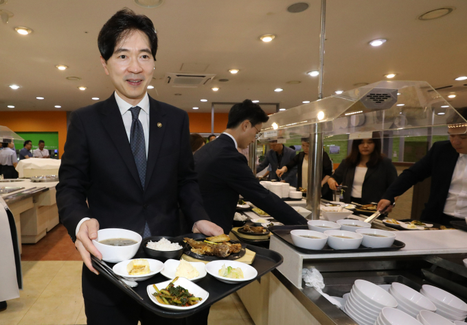 박성훈 해양수산부 차관이 '오염수 대응 프로젝트 및 국내 수산물 소비 촉진'을 주제로 실시간 질문에 직접 답변하는 유튜브 공개 강좌가 열린다. 사진은 박성훈 차관이 지난 13일 서울 종로구 정부서울청사 식당에서 모듬생선구이로 구성된 수산물 메뉴의 중식을 배식받아 자리로 이동하고 있는 모습. /사진=뉴시스