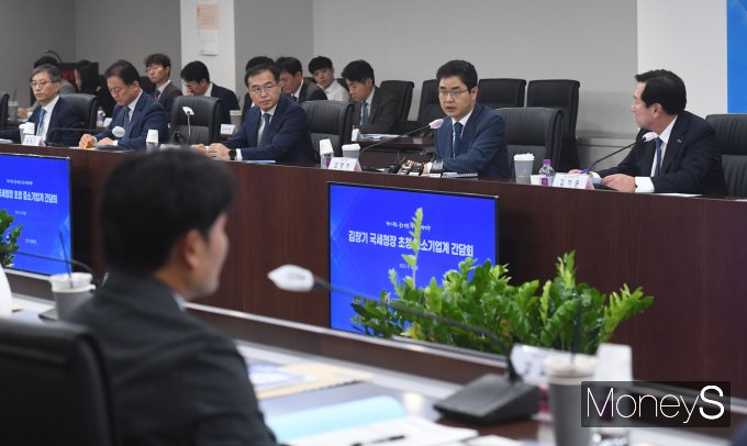 [머니S포토] 국세청장 '중소기업계 목소리 청취'
