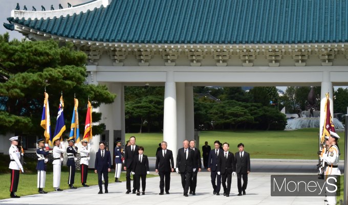 [머니S포토] 공식명칭 변경한 한경협, 현충원 찾은 류진 회장 ·임원