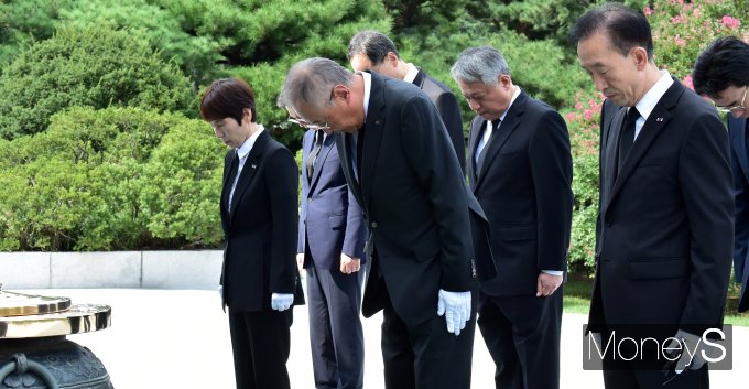 [머니S픽] 현충탑 참배 한경협 '초심 돌아가 국가경제 최우선 가치로…'