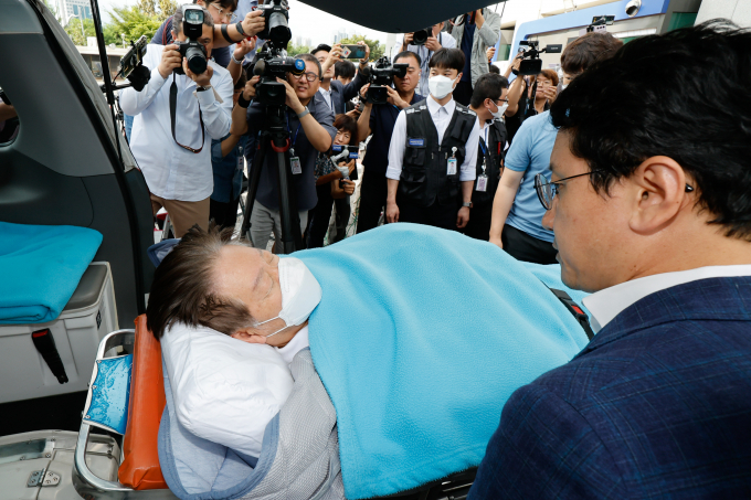단식 19일차 건강 이상으로 병원으로 긴급 이송된 이재명 더불어민주당 대표가 병상에서 단식을 이어가기로 했다. 사진은 이재명 대표가 18일 오전 서울 가톨릭대학교 여의도 성모병원 응급실에서 녹색병원으로 이송되고 있는 모습. /사진=뉴스1