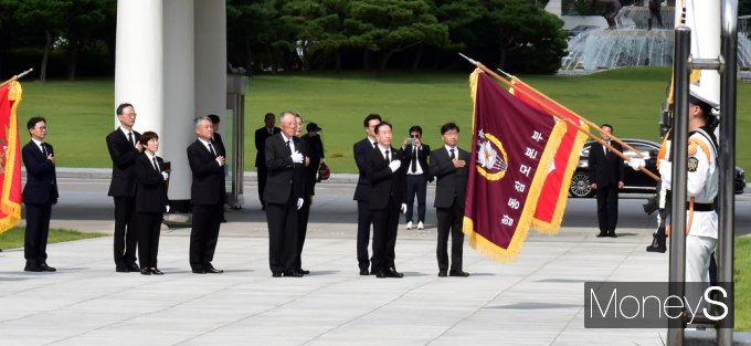 [머니S포토] 한경협 새출발, 국민의례하는 류진호