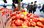  18일 오전 서울 동대문구 청량리종합시장을 찾은 시민들이 과일을 구입하고 있다. /사진=뉴시스