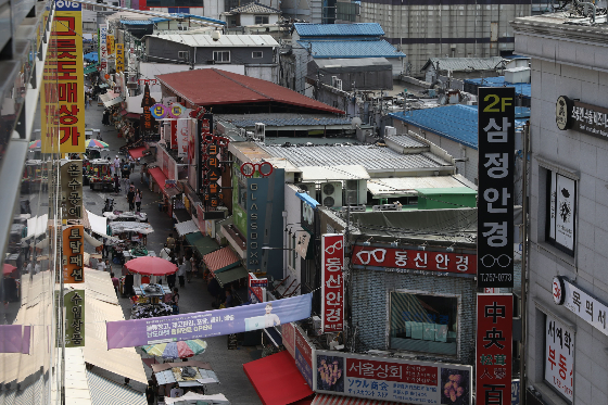18일 한국부동산원에 따르면 이날부터 정비사업을 희망하는 주민을 위해 마련된 '찾아가는 주민설명회' 희망 신청 접수를 받는다. 지난해 정부가 내놓은 '주민 주거안정 실현방안'과 지난 7월 개정돼 내년 1월 시행을 앞두고 있는 '도시 및 주거환경정비법'(도시정비법)에 명시된 정비계획 입안요청제에 따른 조치다./사진=뉴스1