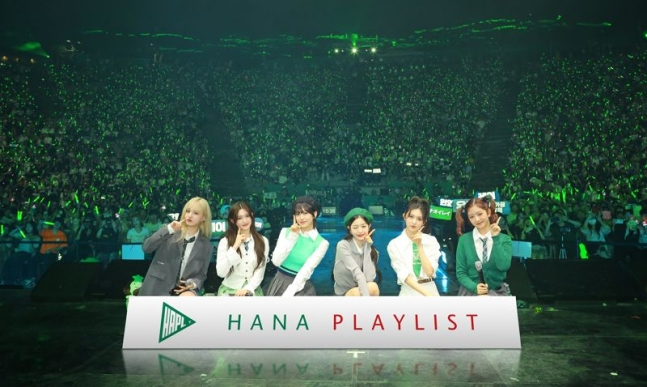 하나은행의 '하나플레이리스트 콘서트' 마지막 무대를 채운 걸그룹 아이브가 지난 17일 연세대학교 노천극장에서 공연을 마치고 기념사진을 찍고 있다. /사진=하나은행 제공