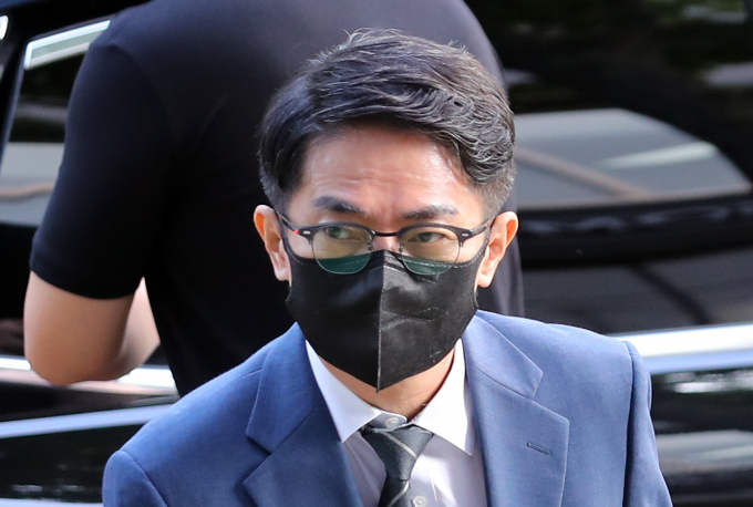국회 인사청문특별위원회가 19일 이균용 대법원장 후보자의 인사청문회를 진행한다. 사진은 지난 18일 오전 서울 서초구 인사청문회 준비 사무실로 출근하는 이 후보자. /사진=뉴시스