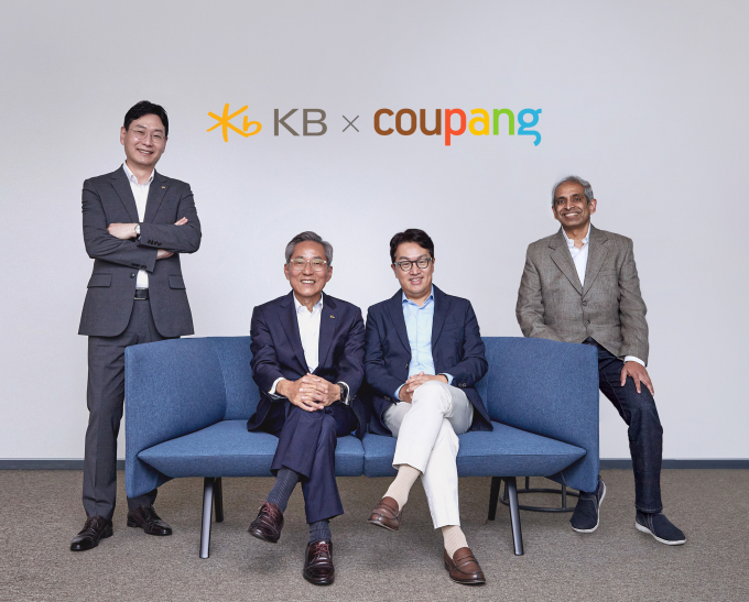 쿠팡이 KB국민카드와 손잡고 '쿠팡 와우 카드'를 론칭한다. 지난 15일 송파구 쿠팡 잠실 사옥에서 열린 제휴카드 론칭 협약식에서 이창권 KB국민카드 사장(왼쪽부터), 윤종규 KB금융그룹 회장, 강한승 쿠팡 대표, 비제쉬 아이어 쿠팡페이 대표가 기념촬영을 하고 있다. /사진=쿠팡