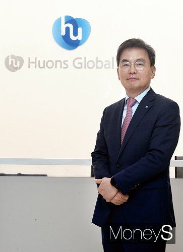 휴온스그룹이 연 매출 1조원을 향해 달려가고 있다. 송수영 휴온스글로벌 대표가 포즈를 취하고 있다. /사진=장동규 기자