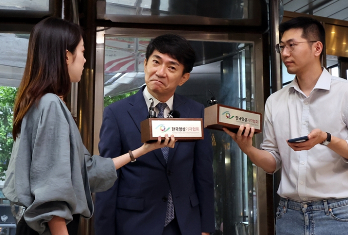 이균용 대법원장 후보자가 배우자의 토지 증여세 편법 감소 의혹에 대한 입장문을 내놨다. 사진은 지난달 29일 서울 서초구에 마련된 인사청문회 준비 사무실로 출근하며 취재진의 질문에 답하는 이 후보자의 모습. /사진=뉴스1