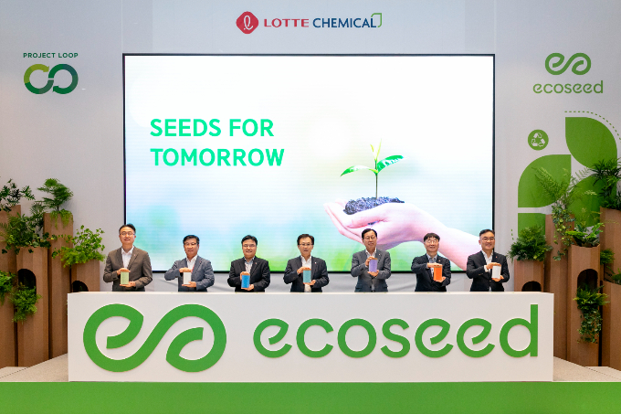 롯데케미칼이 브랜드 '에코시드'(ECOSEED)를 출시했다. 사진은 황민재 롯데케미칼 종합기술원장, 이상현 아로마틱본부장, 황진구 기초소재사업대표, 김교현 부회장, 이영준 첨단소재사업대표, 신성재 ABS본부장, 김민우 전략기획본부장(왼쪽부터). /사진=롯데케미칼 제공