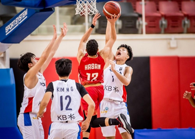 한국 U-16 남자 농구대표팀이 바레인을 물리치고 아시아 남자농구챔피언십에서 두 경기 만에 첫 승을 따냈다. 사진은 한국과 바레인의 경기 모습. /사진= 국제농구연맹(FIBA)