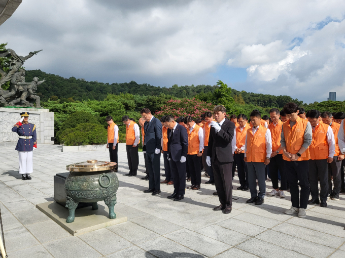 한화에어로스페이스와 한화오션 임직원들이 지난 18일 서울 동작구 국립서울현충원에서 순국선열에 참배했다. /사진=한화에어로스페이스 제공