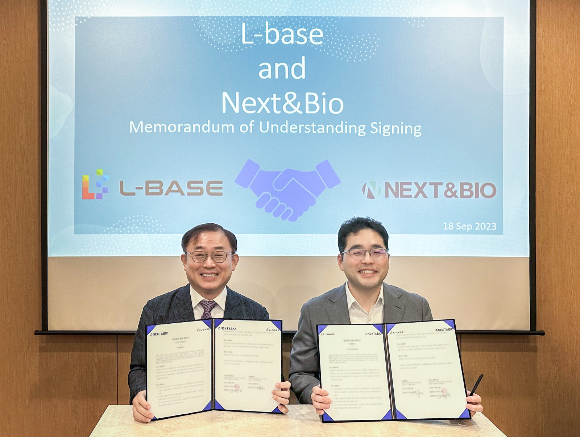 전도용 엘베이스 대표(사진 왼쪽)가 지난 18일 양지훈 넥스트앤바이오 대표와 업무협약을 체결한 뒤 기념사진을 촬영하고 있다. /사진=넥스트앤바이오