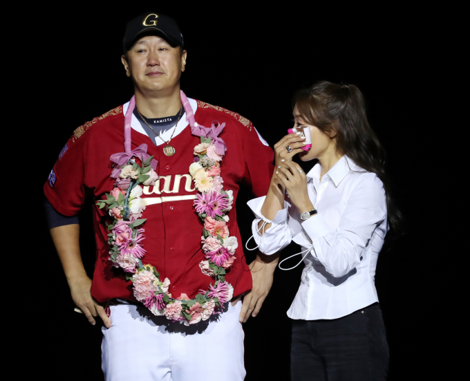 이대호가 아내 신혜정 씨와의 러브 스토리를 공개하며 알콩달콩한 모습을 보였다.  /사진=뉴스1
