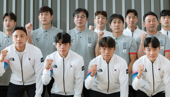 황선홍호가 아시안게임 남자축구 3연패에 도전한다. 사진은 2022 항저우 아시안게임 대한민국 남자축구 대표팀 선수들이 지난 16일 오전 인천국제공항을 통해 출국하기 앞서 파이팅 포즈를 하는 모습. /사진=뉴스1
