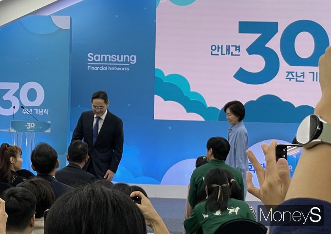 이재용 삼성전자 회장(왼쪽)과 모친 홍라희 여사가 19일 경기도 용인 삼성화재 안내견학교에서 열린 안내견 사업 30주년 기념식에 참석하고 있다. / 사진=이한듬 기자
