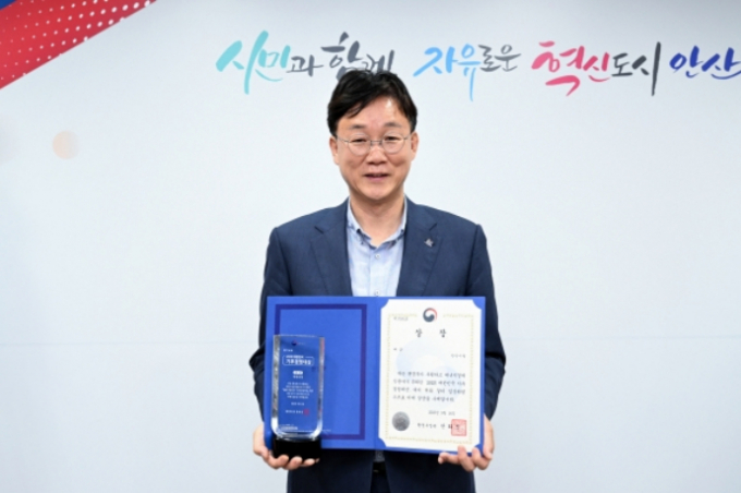 이민근 안산시장이 대한민국 기후경영대상을 수상한 후 기념촬영을 하고 있다. / 사진제공=안산시 