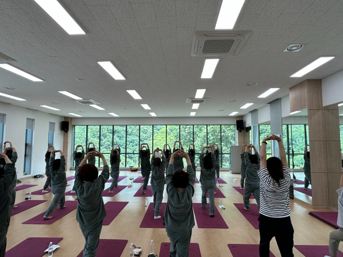 국민건강보험공단 부울경지역본부에서 장기요양기관 종사자를 대상으로 마음·건강치유 숲체험 힐링 프로그램을 실시했다./사진=건보공단 