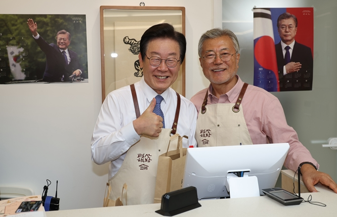 문재인 전 대통령이 19일 병상 단식을 이어가고 있는 이재명 더불어민주당 대표를 방문한다. 사진은 이 대표(왼쪽)가 지난 5월10일 문 전 대통령과 기념사진을 촬영하는 모습. /사진=뉴스1