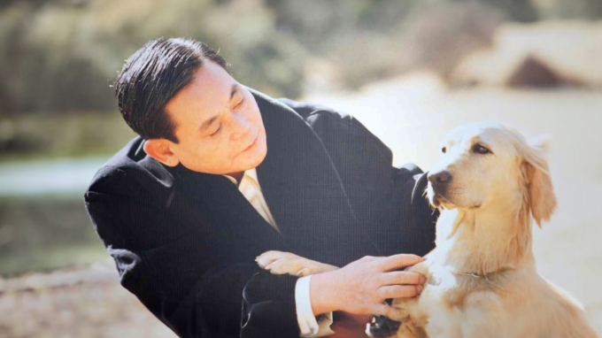 고(故) 이건희 삼성 회장이 시각장애인 안내견으로 세계에서 가장 많이 길러지는 리트리버 견종을 돌보는 모습. / 사진=삼성