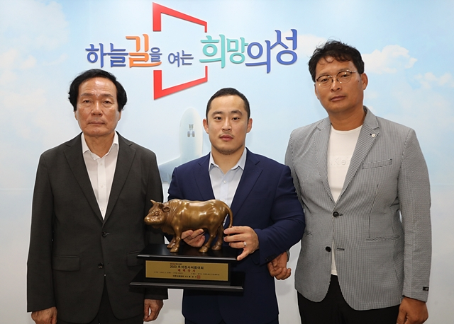 윤필재 의성군청마늘씨름단 선수가 위더스제약이 주관하는 2023년 추석장사씨름대회에서 태백장사에 등극했다./사진제공=경북 의성군
