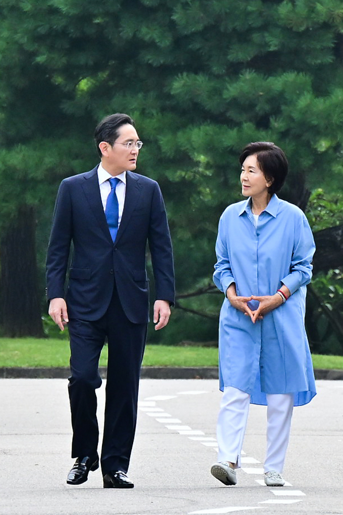 19일 삼성화재 안내견학교에서 열린 안내견 30주년 기념 행사에 참석하기 위해 이동 중인 이재용 삼성전자 회장, 홍라희 전 삼성미술관 리움 관장의 모습. / 사진=삼성