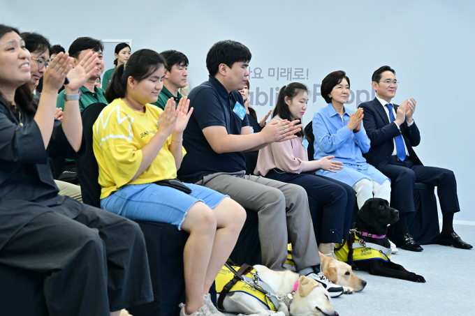 19일 삼성화재 안내견학교에서 열린 안내견 30주년 기념 행사에 참석한 (오른쪽부터) 이재용 삼성전자 회장, 홍라희 전 삼성미술관 리움 관장, 시각장애인 파트너들의 모습. / 사진=삼성