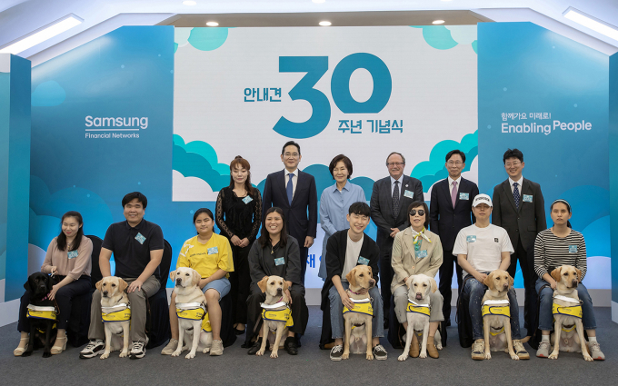 19일 용인 삼성화재 안내견학교에서 새롭게 활동을 시작하는 안내견들과 시각장애인 파트너, 관계자들이 기념 촬영을 하고 있다. (뒷줄 왼쪽부터) 김예지 국민의힘 의원, 이재용 삼성전자 회장, 홍라희 전 삼성미술관 리움 관장, 윌리엄 손튼 세계안내견협회장, 홍원학 삼성화재 사장, 박태진 삼성화재안내견학교 교장. / 사진=삼성
